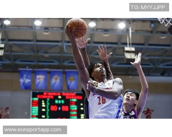 亨特上半场表现出色6投5中轻松斩获12分6篮板1助攻1抢断